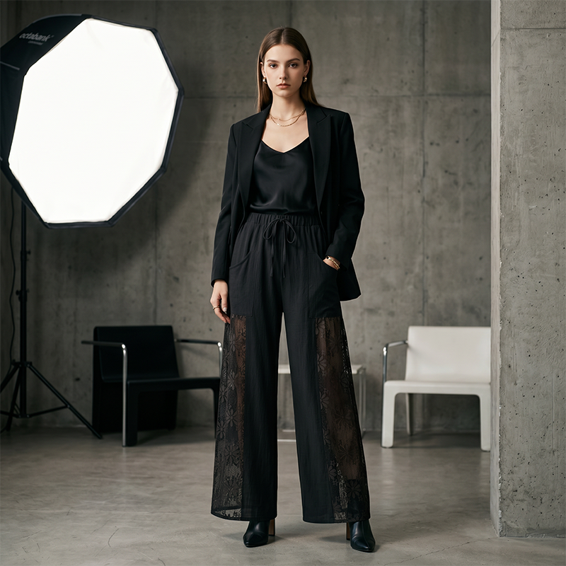 Pantalon femme fluide noir avec dentelle florale et cordon