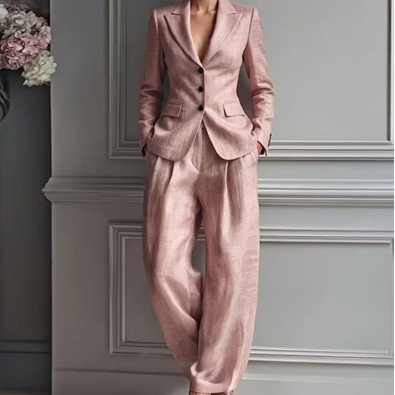 Ensemble tailleur femme avec blazer cintré et pantalon large