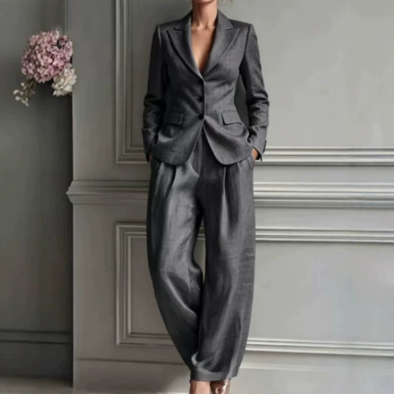 Ensemble tailleur femme avec blazer cintré et pantalon large
